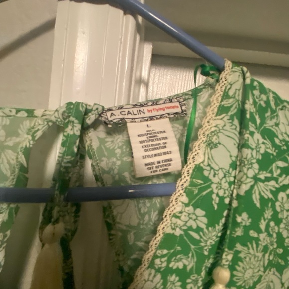 Green bell sleeve mini dress. - Picture 4 of 5